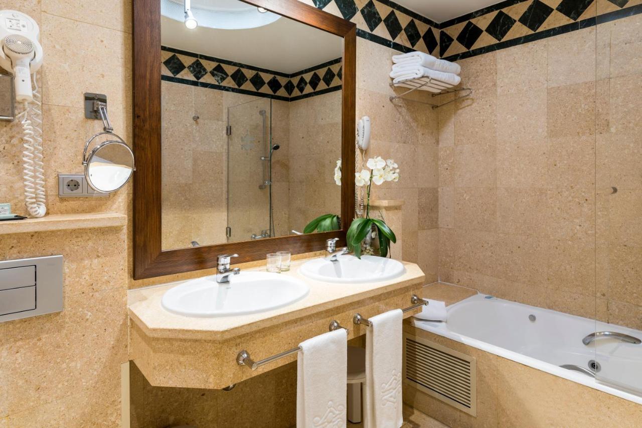 Parador De Харандила де ла Вера Екстериор снимка